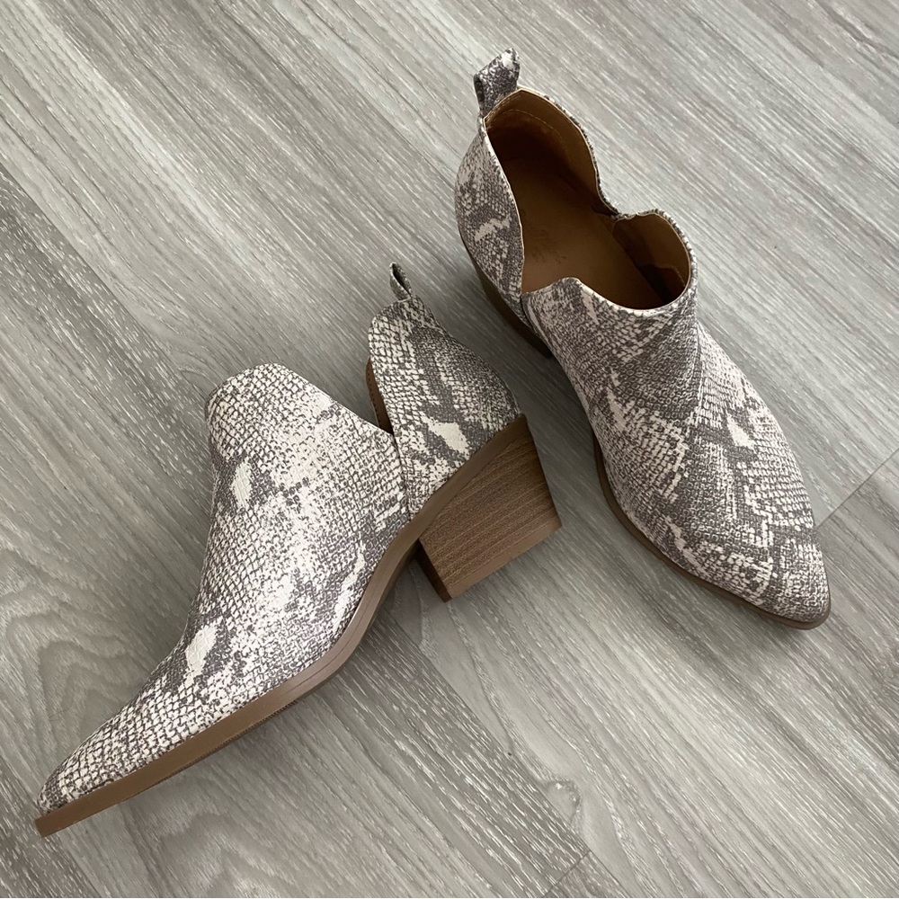 Universal Thread Snake Print Ankle Booties Size 8.5